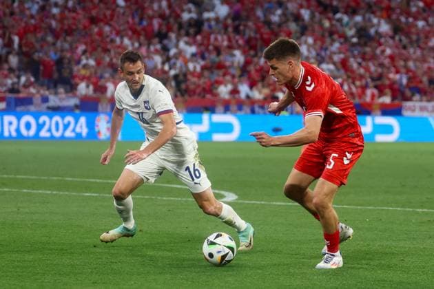im Zweikampf, Aktion, mit Srdjan Mijailovic 16 (Serbien), Joakim Maehle 5 (Daenemark), Daenemark vs. Serbien, Fussball, UEFA EURO, EM, Europameisterschaft,Fussball 2024, Gruppenphase, 3. Spieltag, 25.06.2024 Muenchen Bayern Deutschland