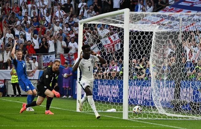 25.06.2024, xsltx, Fussball EM 2024, England - Slowenien emspor, v.l. Zan Karnicnik (Slowenien), Jan Oblak (Slowenien), Bukayo Saka (England) Abseitstor enttaeuscht, enttaeuscht schauend, dissapointed (UEFA REGULATIONS PROHIBIT ANY USE OF PHOTOGRAPHS as IMAGE SEQUENCES and or QUASI-VIDEO) Köln