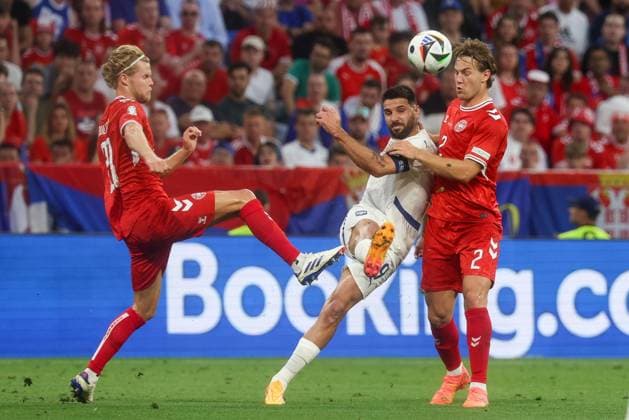 im Zweikampf, Aktion, mit Morten Hjulmand 21 (Daenemark), Aleksandar Mitrovic 9 (Serbien), Joachim Andersen 2 (Daenemark), Daenemark vs. Serbien, Fussball, UEFA EURO, EM, Europameisterschaft,Fussball 2024, Gruppenphase, 3. Spieltag, 25.06.2024 Muenchen Bayern Deutschland