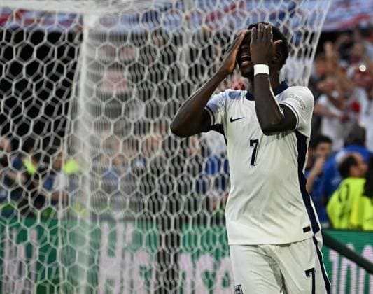 25.06.2024, xsltx, Fussball EM 2024, England - Slowenien emspor, v.l. Bukayo Saka (England) Abseitstor enttaeuscht, enttaeuscht schauend, dissapointed (UEFA REGULATIONS PROHIBIT ANY USE OF PHOTOGRAPHS as IMAGE SEQUENCES and or QUASI-VIDEO) Köln