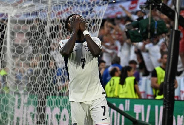 Sport Bilder des Tages 25.06.2024, xsltx, Fussball EM 2024, England - Slowenien emspor, v.l. Bukayo Saka (England) Abseitstor enttaeuscht, enttaeuscht schauend, dissapointed (UEFA REGULATIONS PROHIBIT ANY USE OF PHOTOGRAPHS as IMAGE SEQUENCES and or QUASI-VIDEO) Köln