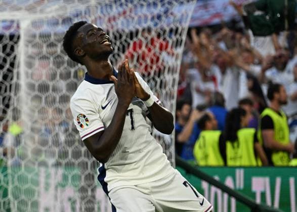 25.06.2024, xsltx, Fussball EM 2024, England - Slowenien emspor, v.l. Bukayo Saka (England) Abseitstor enttaeuscht, enttaeuscht schauend, dissapointed (UEFA REGULATIONS PROHIBIT ANY USE OF PHOTOGRAPHS as IMAGE SEQUENCES and or QUASI-VIDEO) Köln
