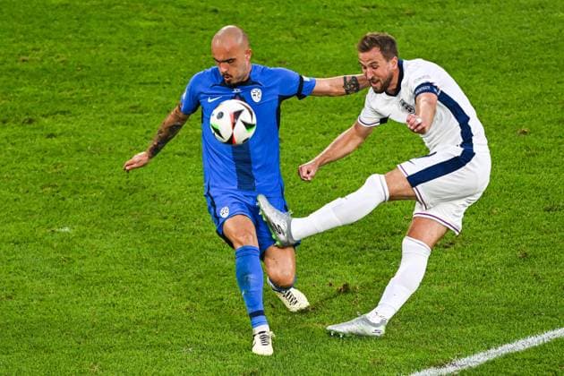 COLOGNE - (l-r) Vanja Drkusic of Slovenia, Harry Kane of England during the UEFA EURO, EM, Europameisterschaft,Fussball 2024 group C match between England and Slovenia at the Rhein Energie stadium on June 25, 2024 in Cologne, Germany. ANP Hollandse Hoogte UEFA EURO 2024 2024 xVIxANPxSportx xGerritxvanxKeulenxIVx 502056977 originalFilename: 502056977.jpg