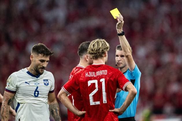 240625 Morten Hjulmand of Denmark receives a yellow card from referee Francois Letexier during the UEFA EURO, EM, Europameisterschaft,Fussball 2024 Football Championship match between Denmark and Serbia on June 25, 2024 in Munich. Photo: Mathias Bergeld BILDBYRAN kod MB MB0940 fotboll football soccer fotball fotbolls-em europamästerskap em uefa euro uefa european football championship euro 2024 danmark denmark serbien serbia bbeng Copyright: MATHIASxBERGELD BB240625MB062