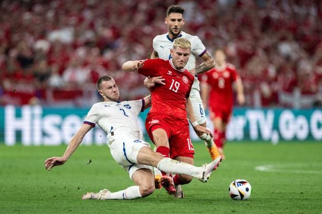 240625 Strahinja Pavlovic of Serbia and Jonas Wind of Denmark during the UEFA EURO, EM, Europameisterschaft,Fussball 2024 Football Championship match between Denmark and Serbia on June 25, 2024 in Munich. Photo: Mathias Bergeld BILDBYRAN kod MB MB0940 fotboll football soccer fotball fotbolls-em europamästerskap em uefa euro uefa european football championship euro 2024 danmark denmark serbien serbia bbeng Copyright: MATHIASxBERGELD BB240625MB063