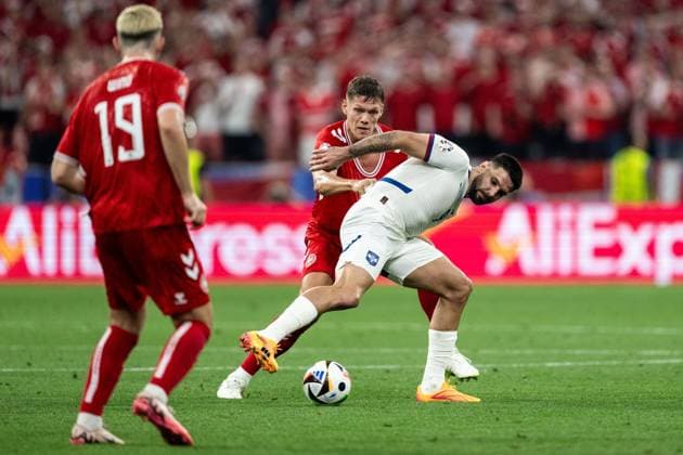 240625 Jannik Vestergaard of Denmark and Aleksandar Mitrovic of Serbia during the UEFA EURO, EM, Europameisterschaft,Fussball 2024 Football Championship match between Denmark and Serbia on June 25, 2024 in Munich. Photo: Mathias Bergeld BILDBYRAN kod MB MB0940 fotboll football soccer fotball fotbolls-em europamästerskap em uefa euro uefa european football championship euro 2024 danmark denmark serbien serbia bbeng Copyright: MATHIASxBERGELD BB240625MB064