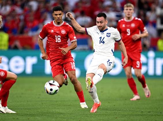 Fussball Euro 2024 Gruppe C 25.06.2024 Daenemark - Serbien Alexander Bah (li, Daenemark) gegen Andrija Å½ivkovic (re, Serbien)