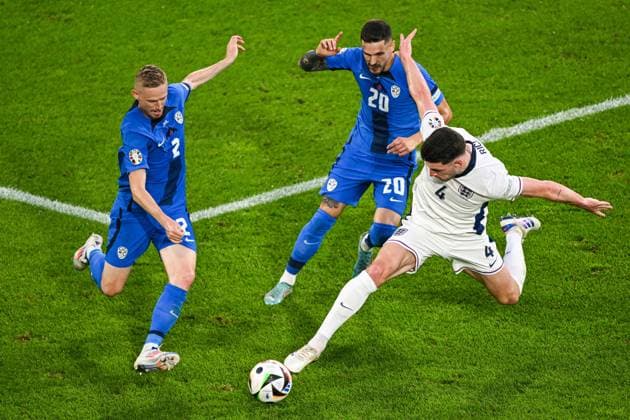 COLOGNE - (l-r) Zan Karnicnik of Slovenia, Petar Stojanovic of Slovenia, Declan Rice of England during the UEFA EURO, EM, Europameisterschaft,Fussball 2024 group C match between England and Slovenia at the Rhein Energie stadium on June 25, 2024 in Cologne, Germany. ANP Hollandse Hoogte UEFA EURO 2024 2024 xVIxANPxSportx xGerritxvanxKeulenxIVx 502057293 originalFilename: 502057293.jpg