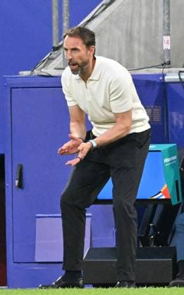 25.06.2024, xsltx, Fussball EM 2024, England - Slowenien emspor, v.l. Trainer Head Coach Gareth Southgate (England) gibt Anweisungen, gestikuliert, mit den Armen gestikulieren gives instructions, gesticulate (DFL DFB REGULATIONS PROHIBIT ANY USE OF PHOTOGRAPHS as IMAGE SEQUENCES and or QUASI-VIDEO) Köln