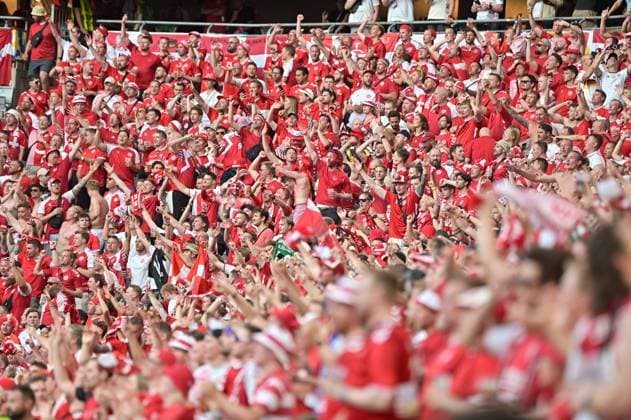 Bild zeigt: Fans von Dänemark, 25.06.2024, München, Fussball, Europameisterschaft, Dänemark - Serbien, EVENT REGULATIONS PROHIBIT ANY USE OF PHOTOGRAPHS AS IMAGE SEQUENCES AND OR QUASI-VIDEO.