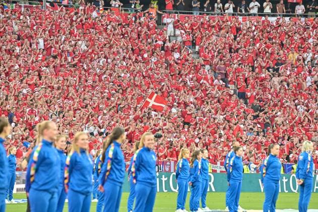 Bild zeigt: Dänische Fans bei der Nationalhymne, 25.06.2024, München, Fussball, Europameisterschaft, Dänemark - Serbien, EVENT REGULATIONS PROHIBIT ANY USE OF PHOTOGRAPHS AS IMAGE SEQUENCES AND OR QUASI-VIDEO.