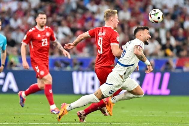 Bild zeigt: v.l.n.r. Zweikampf, Rasmus Højlund (Dänemark), Nemanja Gudelj (6, Serbien), 25.06.2024, München, Fussball, Europameisterschaft, Dänemark - Serbien, EVENT REGULATIONS PROHIBIT ANY USE OF PHOTOGRAPHS AS IMAGE SEQUENCES AND OR QUASI-VIDEO.