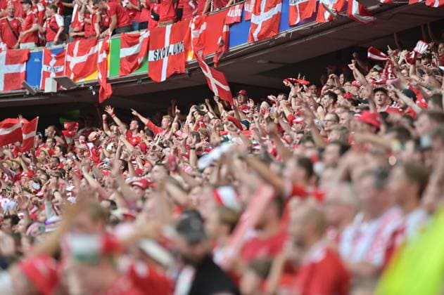 Bild zeigt: Fans von Dänemark, 25.06.2024, München, Fussball, Europameisterschaft, Dänemark - Serbien, EVENT REGULATIONS PROHIBIT ANY USE OF PHOTOGRAPHS AS IMAGE SEQUENCES AND OR QUASI-VIDEO.
