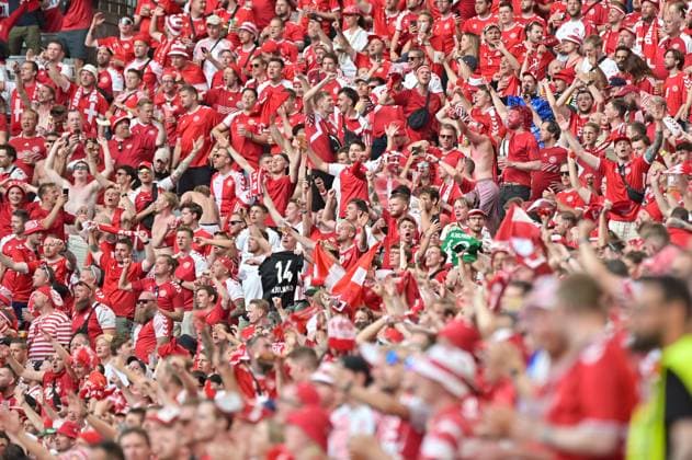 Bild zeigt: Fans von Dänemark, 25.06.2024, München, Fussball, Europameisterschaft, Dänemark - Serbien, EVENT REGULATIONS PROHIBIT ANY USE OF PHOTOGRAPHS AS IMAGE SEQUENCES AND OR QUASI-VIDEO.