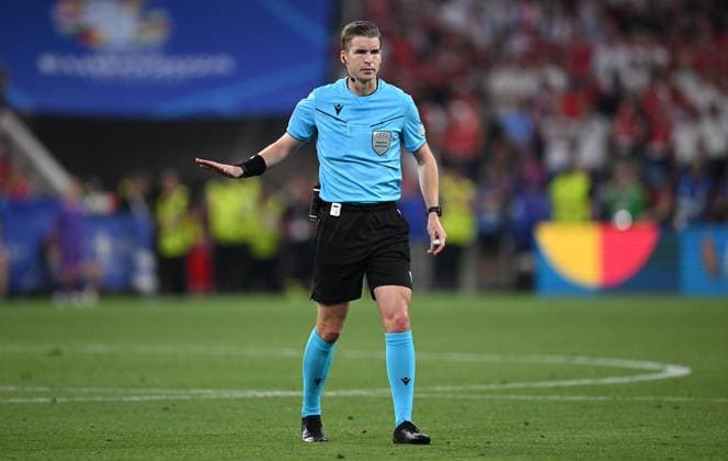 Fussball Euro 2024 Gruppe C 25.06.2024 Daenemark - Serbien Schiedsrichter Francois Letexier (FRA, Frankreich)