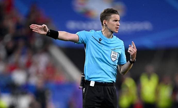 Fussball Euro 2024 Gruppe C 25.06.2024 Daenemark - Serbien Schiedsrichter Francois Letexier (FRA, Frankreich)