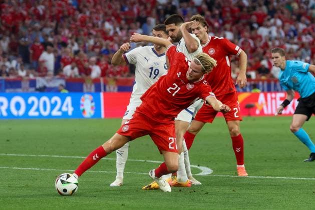 im Zweikampf, Aktion, mit Morten Hjulmand 21 (Daenemark), Aleksandar Mitrovic 9 (Serbien), Daenemark vs. Serbien, Fussball, UEFA EURO, EM, Europameisterschaft,Fussball 2024, Gruppenphase, 3. Spieltag, 25.06.2024 Muenchen Bayern Deutschland