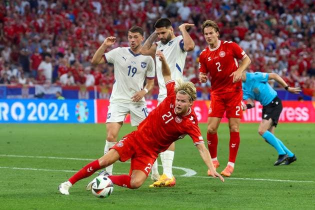 im Zweikampf, Aktion, mit Morten Hjulmand 21 (Daenemark), Aleksandar Mitrovic 9 (Serbien), Daenemark vs. Serbien, Fussball, UEFA EURO, EM, Europameisterschaft,Fussball 2024, Gruppenphase, 3. Spieltag, 25.06.2024 Muenchen Bayern Deutschland