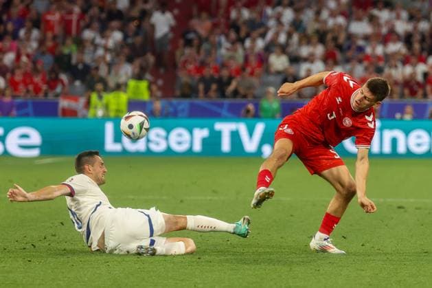 l-r: im Zweikampf, Aktion, mitb Srdjan Mijailovic 16 (Serbien), Joakim Maehle 5 (Daenemark), Daenemark vs. Serbien, Fussball, UEFA EURO, EM, Europameisterschaft,Fussball 2024, Gruppenphase, 3. Spieltag, 25.06.2024 Muenchen Bayern Deutschland