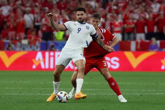 im Zweikampf, Aktion, mit Aleksandar Mitrovic 9 (Serbien), Jannik Vestergaard 3 (Daenemark), Daenemark vs. Serbien, Fussball, UEFA EURO, EM, Europameisterschaft,Fussball 2024, Gruppenphase, 3. Spieltag, 25.06.2024 Muenchen Bayern Deutschland