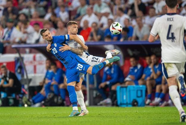 Fussball, Herren, Saison 2023 24, Euro 2024 Gruppe C (3. Spieltag) in Köln, England - Slowenien, v.l. Petar Stojanovic (Slowenien), Kieran Trippier (England), Declan Rice (England), 25.06. 2024, Copyright: xSebastianxRäppold MatthiasxKochx