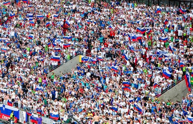 Fans von Slowenien waehrend des Spiels der UEFA EURO, EM, Europameisterschaft,Fussball 2024 - Gruppe C zwischen England und Slowenien, Stadion Köln am 25. June 2024 in Köln, Deutschland. (Foto von ) Fans of Slovenia during the UEFA EURO 2024 - Group C match between England and Slovenia at Cologne Stadium on June 25, 2024 in Cologne, Germany. (Photo by ) Defodi-738_738_ENGSVN_20240625_200
