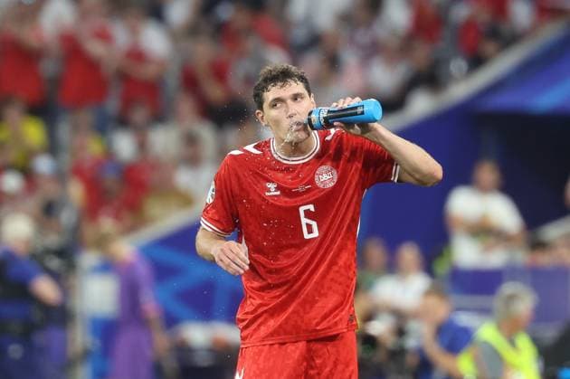 Andreas Christensen 6 (Daenemark) beim trinken, Daenemark vs. Serbien, Fussball, UEFA EURO, EM, Europameisterschaft,Fussball 2024, Gruppenphase, 3. Spieltag, 25.06.2024 Muenchen Bayern Deutschland