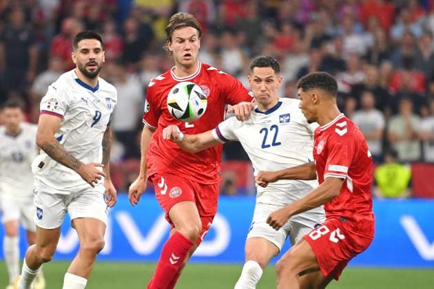 v.li:Aleksandar MITROVIC (SRB), Joachim ANDERSEN (DEN),Sasa LUKIC (SRB), Alexander BAH (DEN).Aktion,Zweikampf. Gruppenphase Gruppe C Daenemark (DEN) - Serbien (SRB) am 25.06.2024, Fussball Arena Muenchen. Fussball UEFA EURO, EM, Europameisterschaft,Fussball 2024 GERMANY vom 14.06.2024 - 14.07.2024.