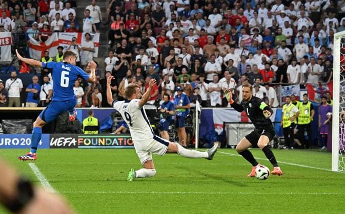 25.06.2024, xsltx, Fussball EM 2024, England - Slowenien emspor, v.l. Jaka Bijol (Slowenien), Harry Kane (England), Jan Oblak (Slowenien) (DFL DFB REGULATIONS PROHIBIT ANY USE OF PHOTOGRAPHS as IMAGE SEQUENCES and or QUASI-VIDEO) Köln
