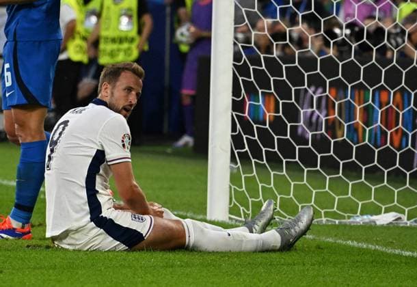 25.06.2024, xsltx, Fussball EM 2024, England - Slowenien emspor, v.l. Harry Kane (England) enttaeuscht, enttaeuscht schauend, dissapointed (DFL DFB REGULATIONS PROHIBIT ANY USE OF PHOTOGRAPHS as IMAGE SEQUENCES and or QUASI-VIDEO) Köln