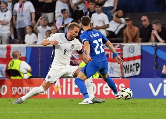 25.06.2024, xsltx, Fussball EM 2024, England - Slowenien emspor, v.l. Harry Kane (England), Adam Gnezda Cerin (Slowenien) (DFL DFB REGULATIONS PROHIBIT ANY USE OF PHOTOGRAPHS as IMAGE SEQUENCES and or QUASI-VIDEO) Köln