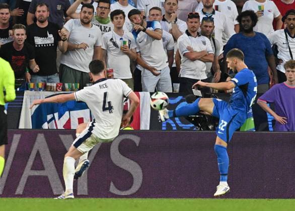 25.06.2024, xsltx, Fussball EM 2024, England - Slowenien emspor, v.l. Declan Rice (England), Adam Gnezda Cerin (Slowenien) (DFL DFB REGULATIONS PROHIBIT ANY USE OF PHOTOGRAPHS as IMAGE SEQUENCES and or QUASI-VIDEO) Köln