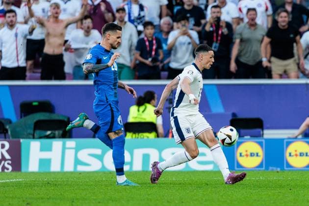 UEFA EURO, EM, Europameisterschaft,Fussball 2024: England - Slowenien; 25.06.2024 Zweikampf Petar Stojanovic (Slowenien, 20), Phil Foden (England, 11) UEFA EURO 2024: England - Slowenien; Cologne Stadium, Köln am 25.06.2024 Copyright: xBEAUTIFULxSPORTS Wunderlx