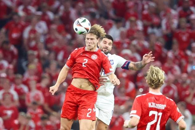 im Zweikampf, Aktion, Kopfballduell mit Joachim Andersen 2 (Daenemark), Aleksandar Mitrovic 9 (Serbien), Daenemark vs. Serbien, Fussball, UEFA EURO, EM, Europameisterschaft,Fussball 2024, Gruppenphase, 3. Spieltag, 25.06.2024 Muenchen Bayern Deutschland