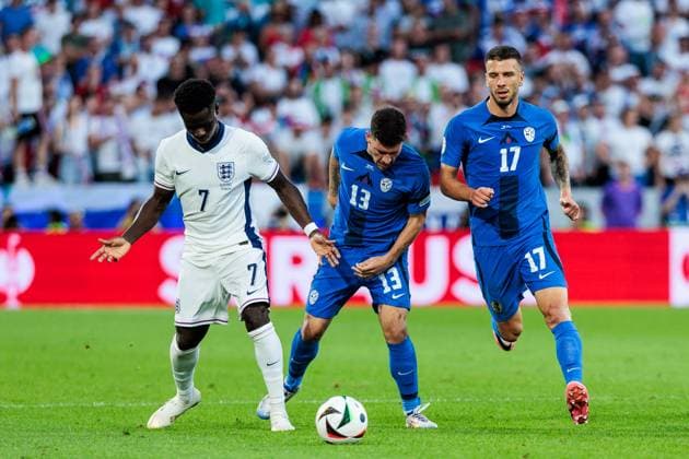 UEFA EURO, EM, Europameisterschaft,Fussball 2024: England - Slowenien; 25.06.2024 Zweikampf Bukayo Saka (England, 7), Erik Janza (Slowenien, 13), Jan Mlakar (Slowenien, 17) UEFA EURO 2024: England - Slowenien; Cologne Stadium, Köln am 25.06.2024 Copyright: xBEAUTIFULxSPORTS Wunderlx