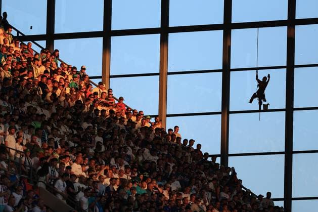 Football - UEFA EURO, EM, Europameisterschaft,Fussball 2024 - Group C - England v Slovenia 25th June 2024 - UEFA EURO 2024 - Group C - England v Slovenia - A window cleaner on the side of the stadium - Photo: Simon Stacpoole Offside. Cologne Germany Copyright: xSimonxStacpoolexOffside