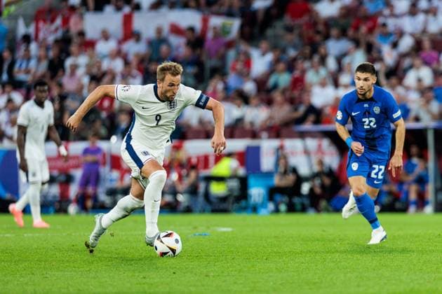UEFA EURO, EM, Europameisterschaft,Fussball 2024: England - Slowenien; 25.06.2024 Harry Kane (England, 9) am Ball, Adam Gnezda Cerin (Slowenien, 22) UEFA EURO 2024: England - Slowenien; Cologne Stadium, Köln am 25.06.2024 Copyright: xBEAUTIFULxSPORTS Wunderlx
