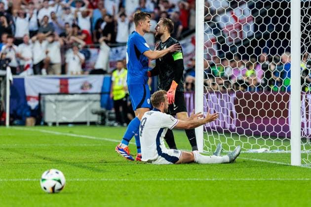 UEFA EURO, EM, Europameisterschaft,Fussball 2024: England - Slowenien; 25.06.2024 Harry Kane (England, 9) sitzt frustriert im Tor nach verpasster Chance UEFA EURO 2024: England - Slowenien; Cologne Stadium, Köln am 25.06.2024 Copyright: xBEAUTIFULxSPORTS Wunderlx