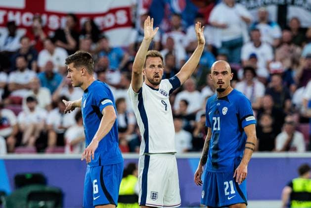 UEFA EURO, EM, Europameisterschaft,Fussball 2024: England - Slowenien; 25.06.2024 Harry Kane (England, 9) zeigt seine Bereitschaft bei einer Ecke an UEFA EURO 2024: England - Slowenien; Cologne Stadium, Köln am 25.06.2024 Copyright: xBEAUTIFULxSPORTS Wunderlx