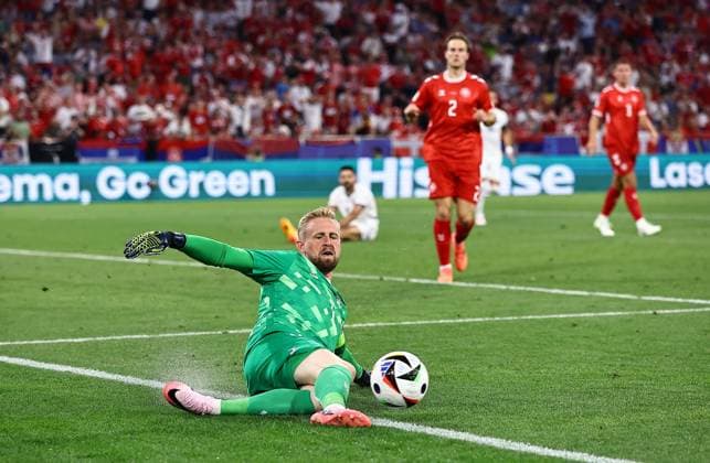 Kasper Schmeichel of Denmark keeps the ball in play Denmark v Serbia, UEFA European Championship, EM, Europameisterschaft 2024, Group C, Football, Munich Football Arena, Munich, Germany, 25 Jun 2024 EDITORIAL USE ONLY No use with unauthorised audio, video, data, fixture lists, club league logos or live services. Online in-match use limited to 120 images, no video emulation. No use in betting, games or single club league player publications.  Copyright: xMichaelxZemanek Shutterstockx 14555536bz