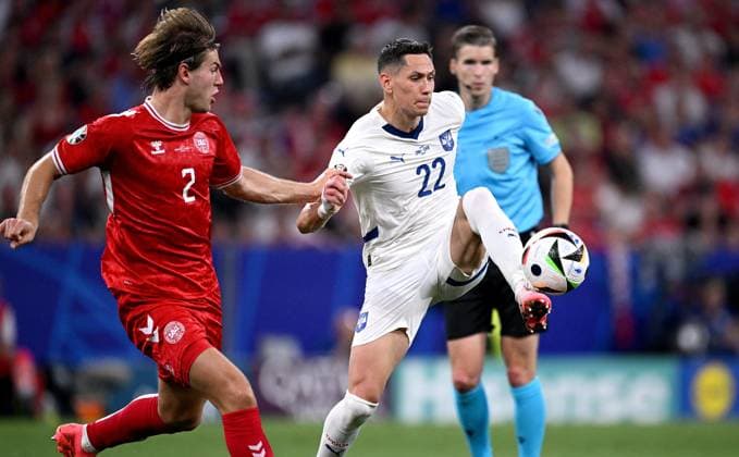 Fussball Euro 2024 Gruppe C 25.06.2024 Daenemark - Serbien Joachim Andersen (li, Daenemark) gegen Sasa Lukic (re, Serbien)
