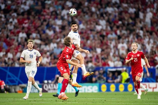 UEFA EURO, EM, Europameisterschaft,Fussball 2024: Dänemark - Serbien; 25.06.2024 Joachim Andersen (Dänemark, 2), Aleksandar Mitrovic (Serbien, 9) UEFA EURO 2024: Dänemark - Serbien; Munich Football Arena, München; 25.06.2024 Copyright: xBEAUTIFULxSPORTS Buriakovx