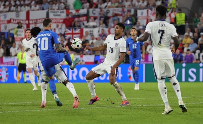 England v Slovenia UEFA EURO, EM, Europameisterschaft,Fussball 2024 Group C Jude Bellingham of England and Petar StojanoviÄ? of Slovenia during the UEFA Euro 2024 Group C match between England and Slovenia at RheinEnergieStadion, Cologne Copyright: xPaulxChestertonx FIL-20274-0140 UK Newspapers OUT