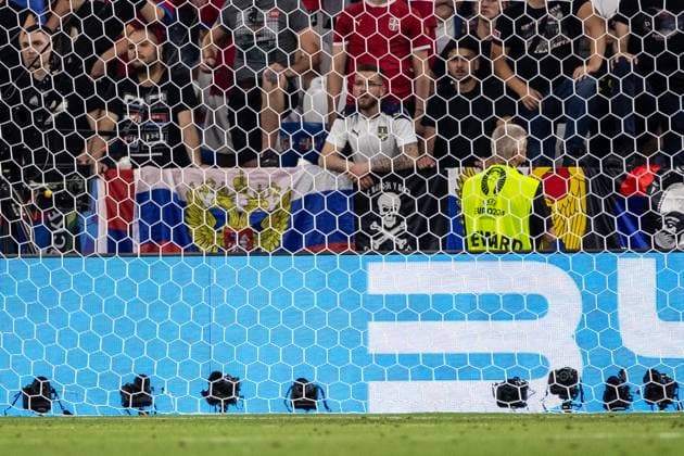 UEFA EURO, EM, Europameisterschaft,Fussball 2024: Dänemark - Serbien; 25.06.2024 Russische flagge hängt direkt hinter dem Tor, Fans von Serbien UEFA EURO 2024: Dänemark - Serbien; Munich Football Arena, München; 25.06.2024 Copyright: xBEAUTIFULxSPORTS Buriakovx