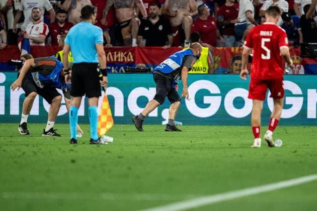 240625 Stewards picking up plastic cups during the UEFA EURO, EM, Europameisterschaft,Fussball 2024 Football Championship match between Denmark and Serbia on June 25, 2024 in Munich. Photo: Mathias Bergeld BILDBYRAN kod MB MB0940 fotboll football soccer fotball fotbolls-em europamästerskap em uefa euro uefa european football championship euro 2024 danmark denmark serbien serbia bbeng Copyright: MATHIASxBERGELD BB240625MB074