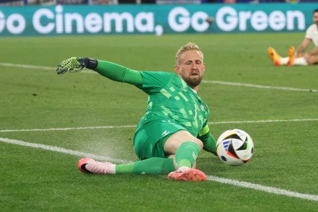 Torwartaktion von Kasper Schmeichel 1 (Daenemark), Daenemark vs. Serbien, Fussball, UEFA EURO, EM, Europameisterschaft,Fussball 2024, Gruppenphase, 3. Spieltag, 25.06.2024 Muenchen Bayern Deutschland