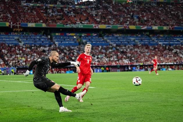 240625 Goalkeeper Predrag Rajkovic of Serbia and Rasmus Hojlund of Denmark during the UEFA EURO, EM, Europameisterschaft,Fussball 2024 Football Championship match between Denmark and Serbia on June 25, 2024 in Munich. Photo: Mathias Bergeld BILDBYRAN kod MB MB0940 fotboll football soccer fotball fotbolls-em europamästerskap em uefa euro uefa european football championship euro 2024 danmark denmark serbien serbia bbeng Copyright: MATHIASxBERGELD BB240625MB077