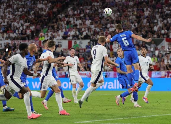 England v Slovenia UEFA EURO, EM, Europameisterschaft,Fussball 2024 Group C Jaka Bijol of Slovenia heads clear ahead of Harry Kane of England during the UEFA Euro 2024 Group C match between England and Slovenia at RheinEnergieStadion, Cologne Copyright: xPaulxChestertonx FIL-20274-0149 UK Newspapers OUT