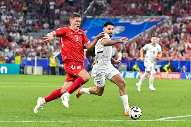 Bild zeigt: v.l.n.r. Jannik Vestergaard (Dänemark) gegen Aleksandar Mitrovic (9, Serbien), 25.06.2024, München, Fussball, Europameisterschaft, Dänemark - Serbien, EVENT REGULATIONS PROHIBIT ANY USE OF PHOTOGRAPHS AS IMAGE SEQUENCES AND OR QUASI-VIDEO.