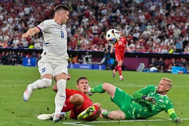 Bild zeigt: v.l.n.r. Luka Jovi? (8, Serbien) gegen Jannik Vestergaard (Dänemark), Kasper Schmeichel (Torwart Dänemark), 25.06.2024, München, Fussball, Europameisterschaft, Dänemark - Serbien, EVENT REGULATIONS PROHIBIT ANY USE OF PHOTOGRAPHS AS IMAGE SEQUENCES AND OR QUASI-VIDEO.